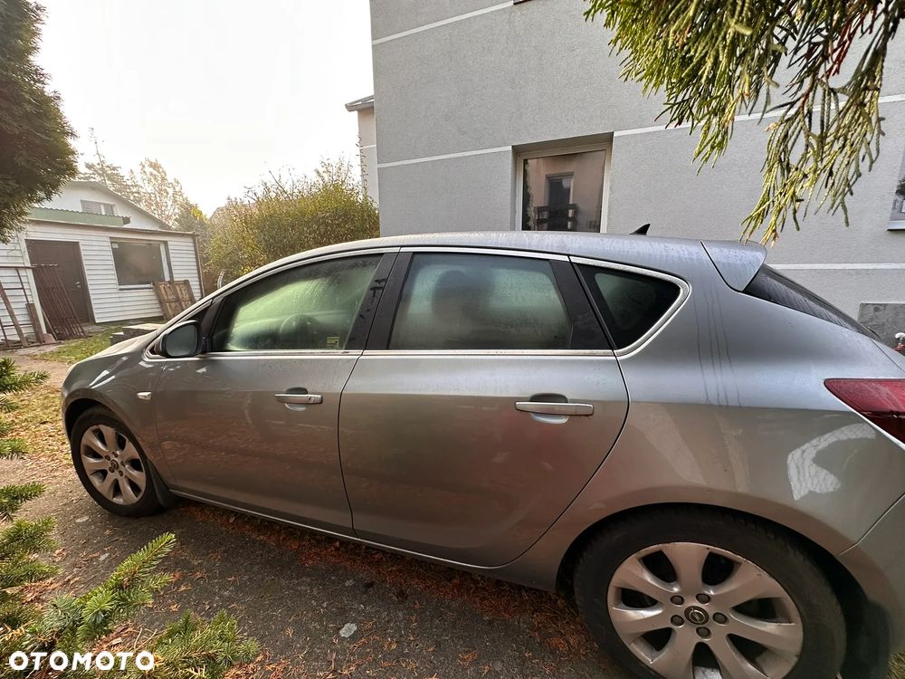 Opel Astra 1.6 Turbo Cosmo - 4