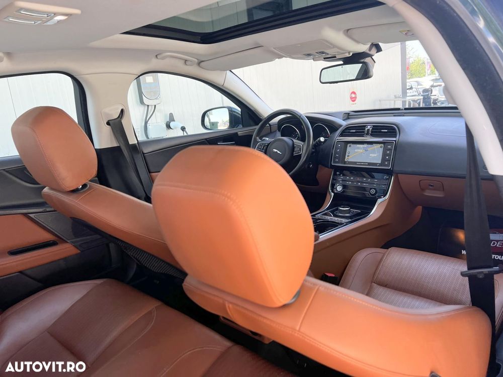 Jaguar XE 20d Aut. Portfolio - 11