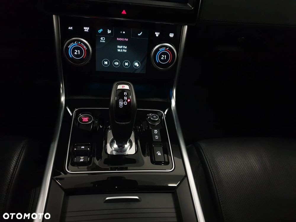 Jaguar XE 2.0 D180 SE - 32