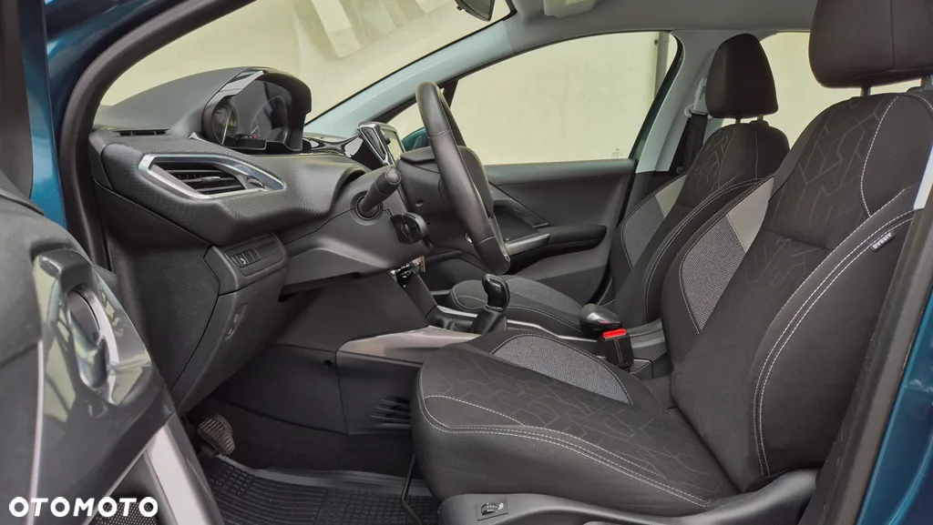 Peugeot 2008 1.2 Pure Tech Style S&S - 24