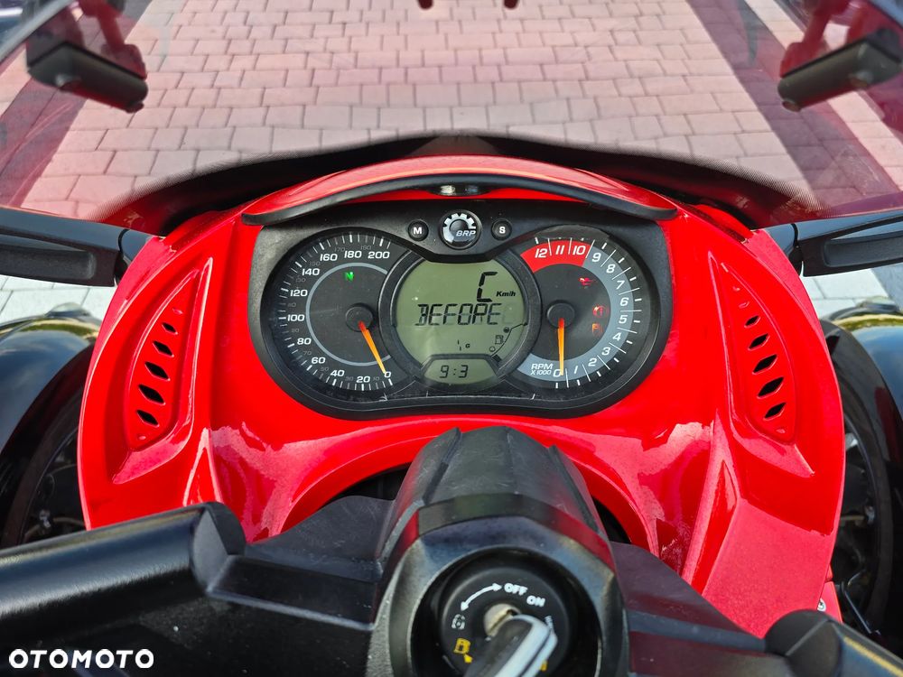Can-Am Spyder - 30