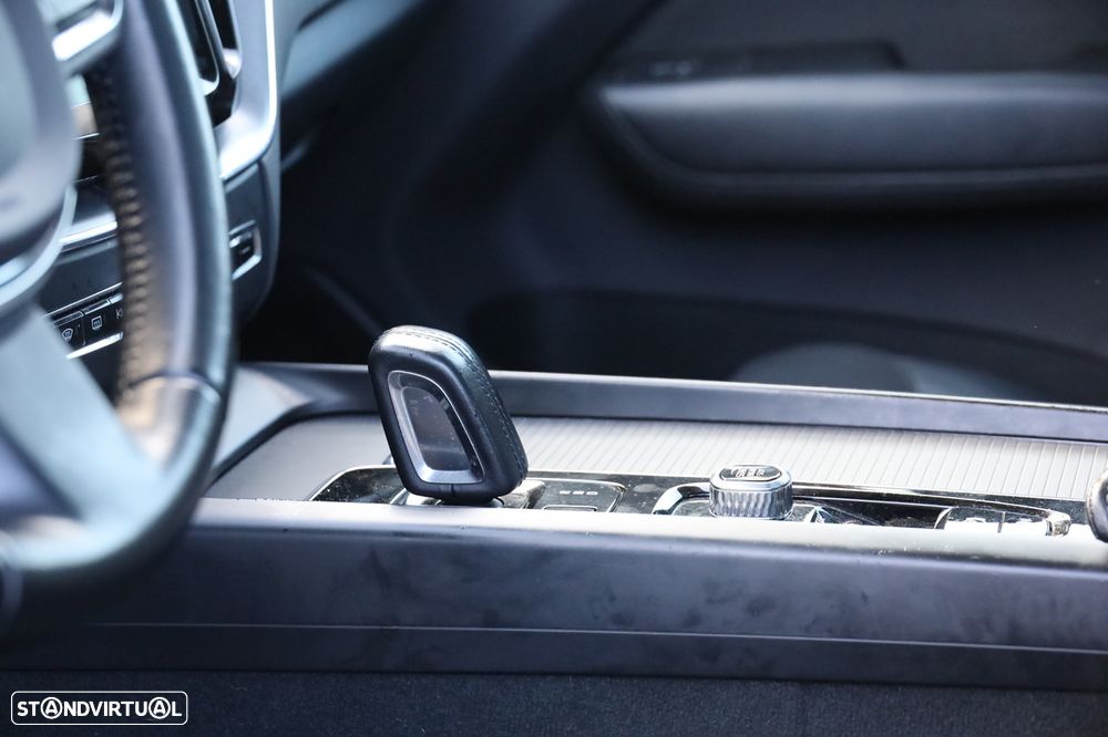 Volvo XC 60 2.0 T8 PHEV Momentum Plus AWD - 19
