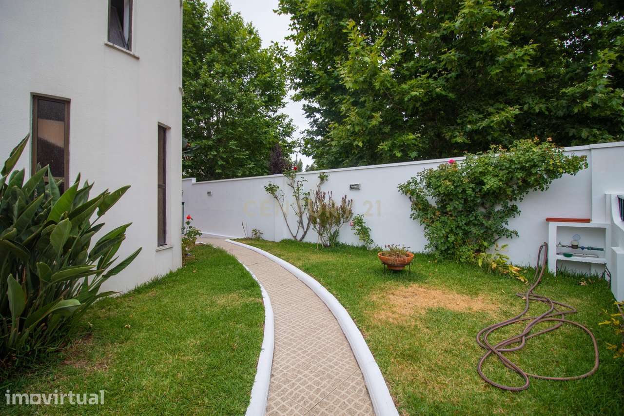 Moradia T3 com Jardim, Garagem Dupla e Sótão | Carritos, Figueira da F - Grande imagem: 2/53