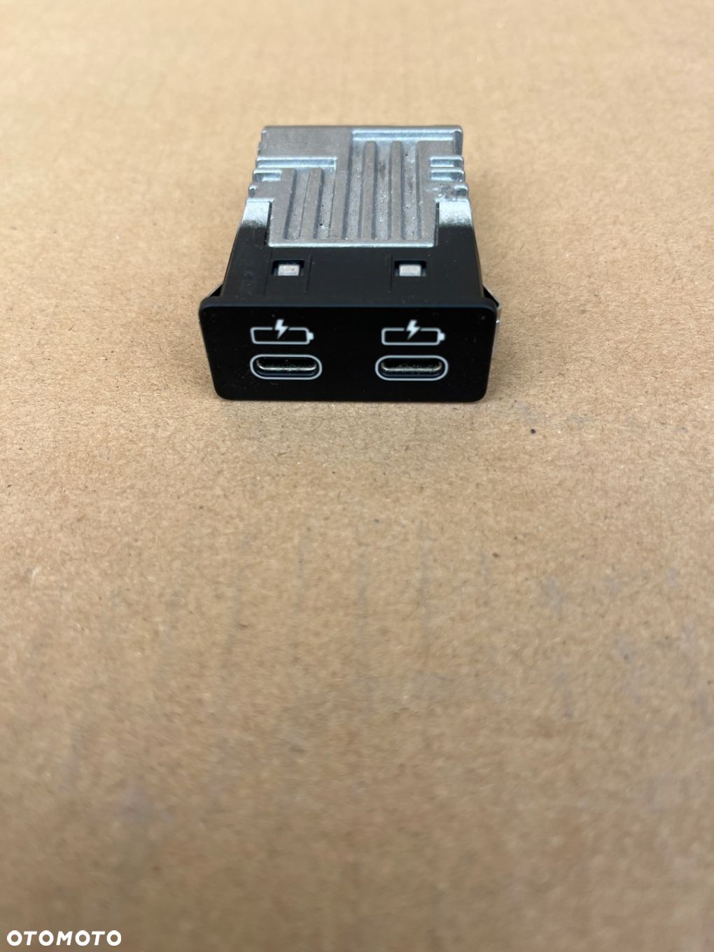GNIAZDO ŁADOWARKA USB C BMW G01 G05 G11 G20 G30 X1 8711938 - 1