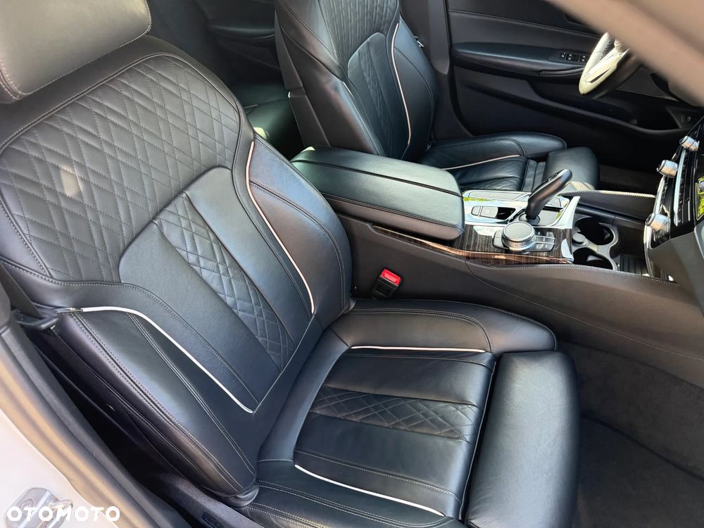 BMW Seria 5 M550i xDrive - 23