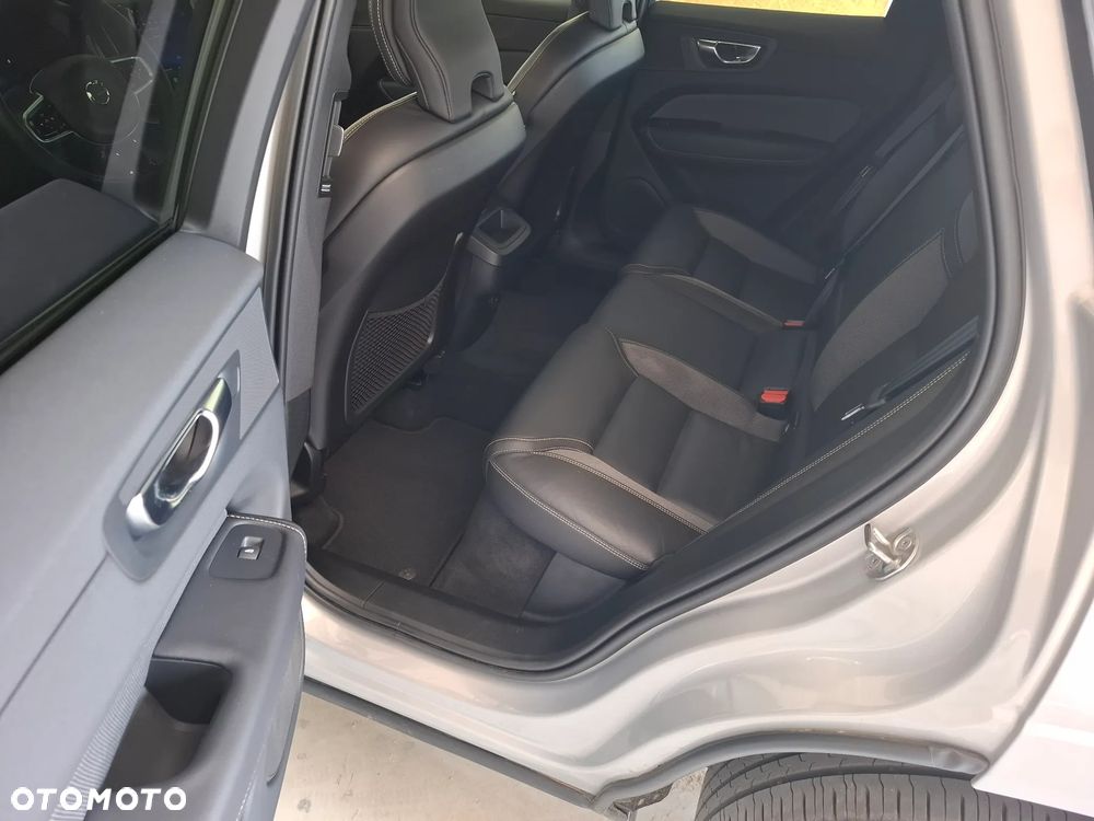 Volvo XC 60 B4 D AWD Plus Dark - 19