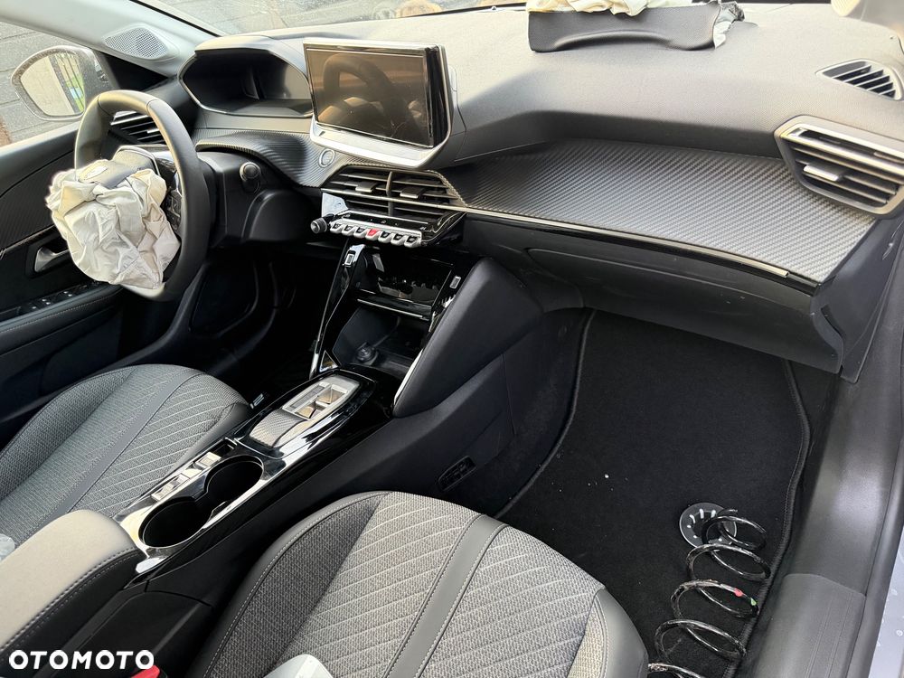 Peugeot 208 - 12