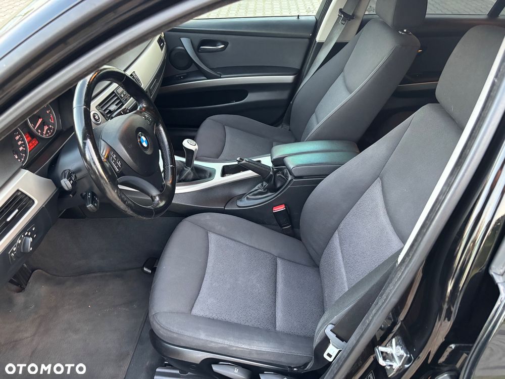 BMW Seria 3 318i Touring - 24