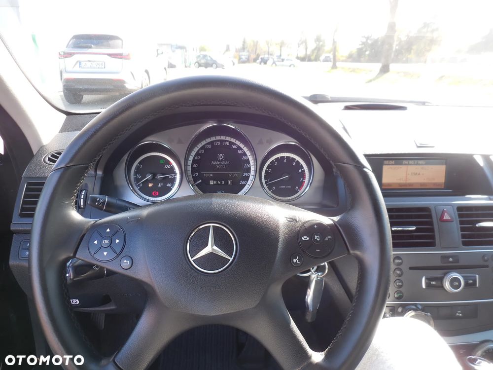 Mercedes-Benz Klasa C 180 CGI Automatik BlueEFFICIENCY - 24