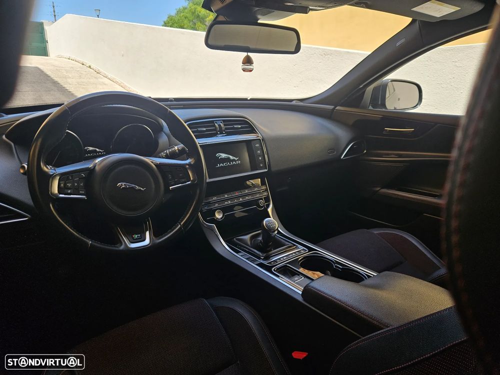 Jaguar XE 2.0 D R-Sport - 13