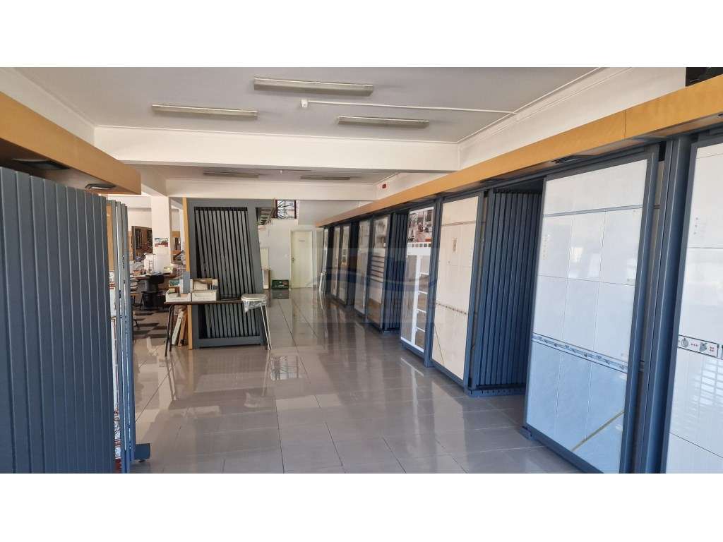 Vende-se Edificio Comercial de alto nível com 3 pisos na Estrada Na... - Grande imagem: 3/34