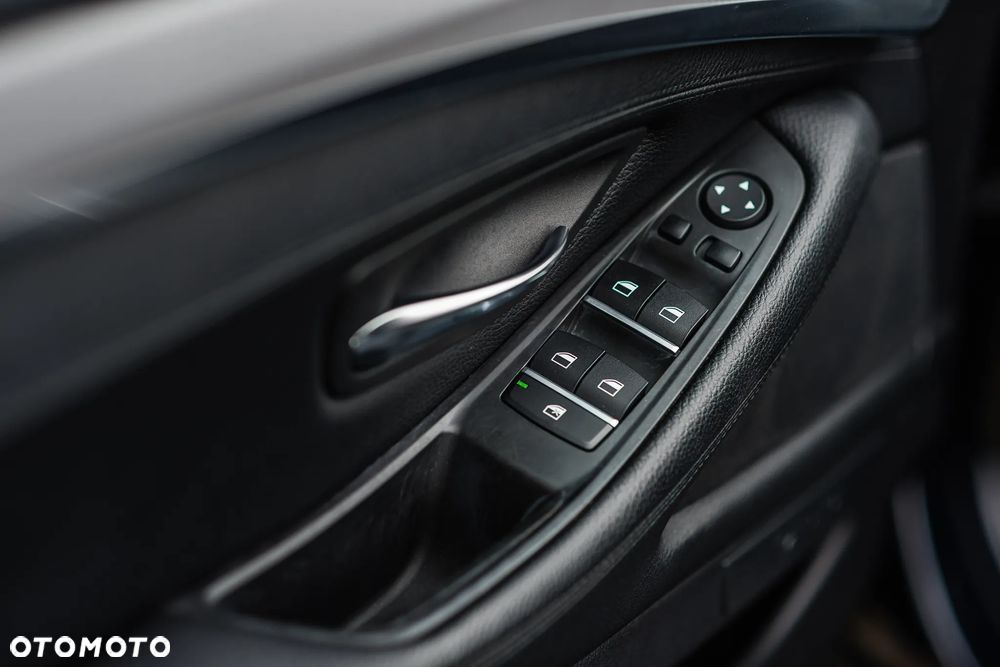 BMW Seria 5 525d xDrive - 15
