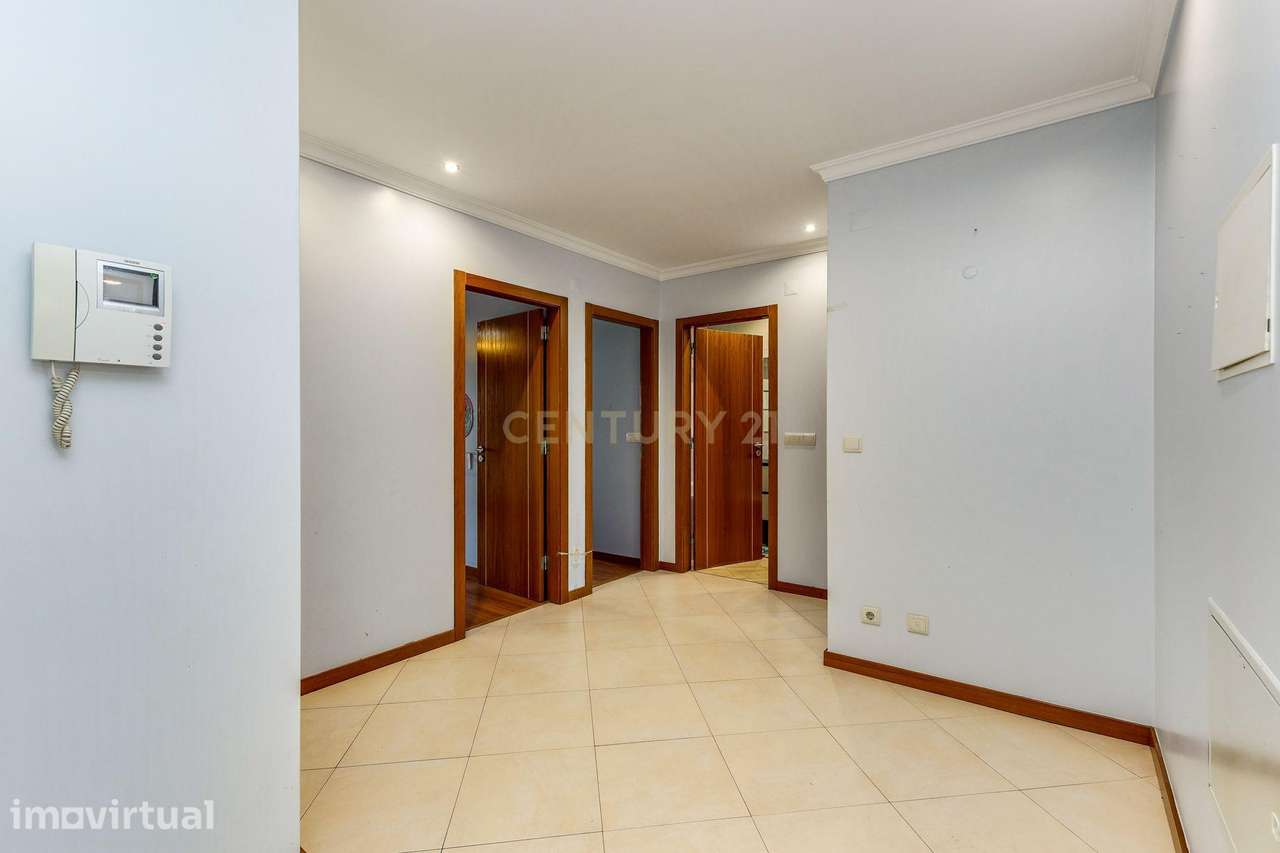 Arrendamento de Longa Duração – Apartamento T3 com Suíte, Garagem e El - Grande imagem: 4/22