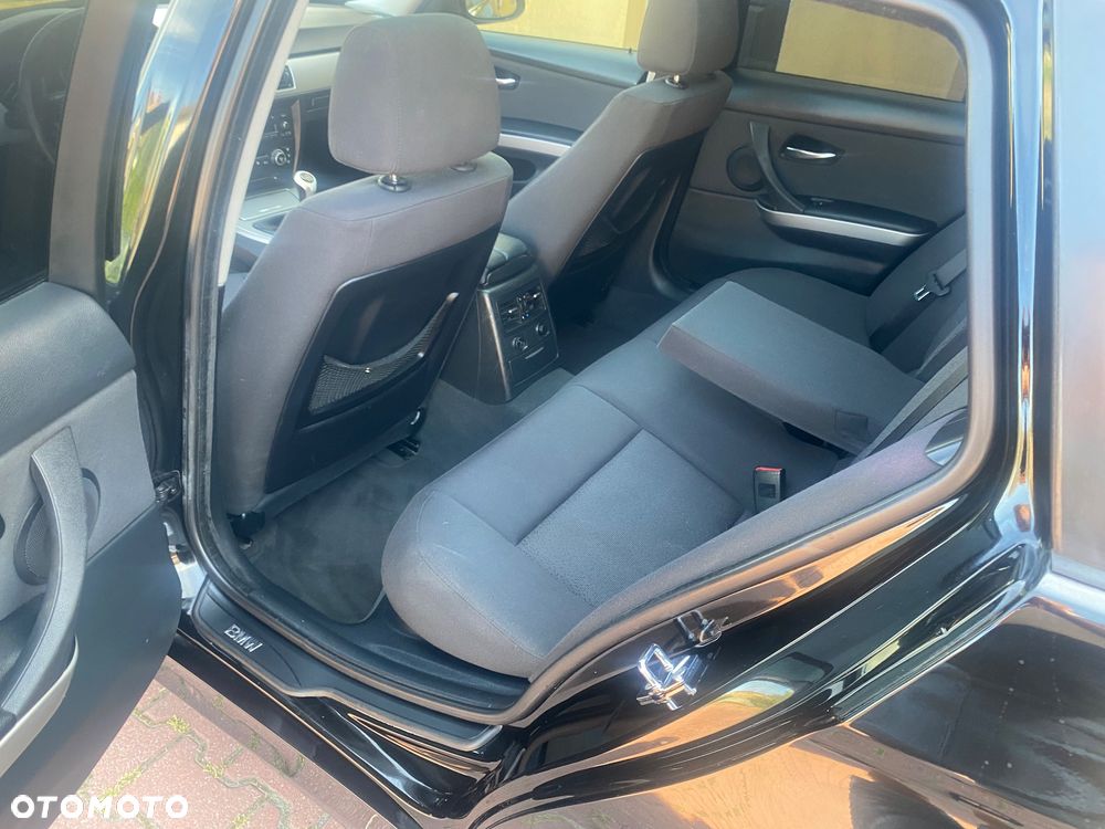 BMW Seria 3 318i Touring - 12