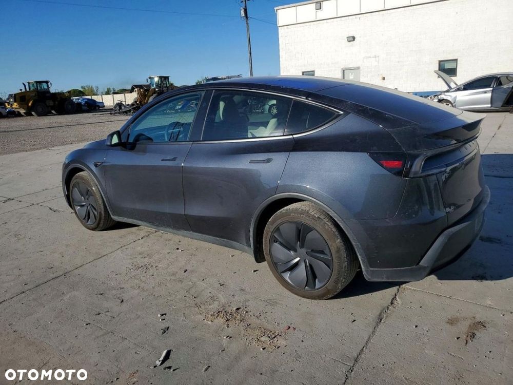 Tesla Model Y - 4