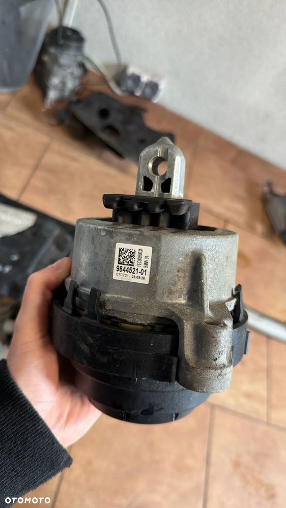 BMW X5 G05 PODUSZKA LEWA SILNIKA 9844521 - 1