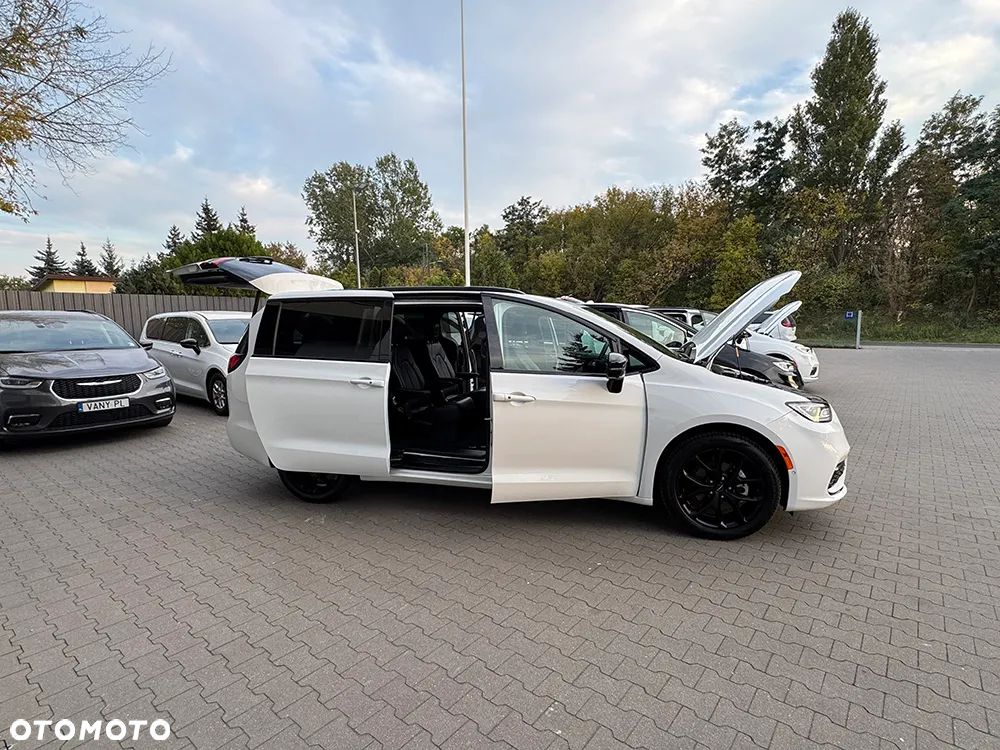 Chrysler Pacifica - 12