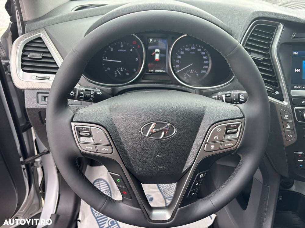 Hyundai Grand Santa Fe - 13