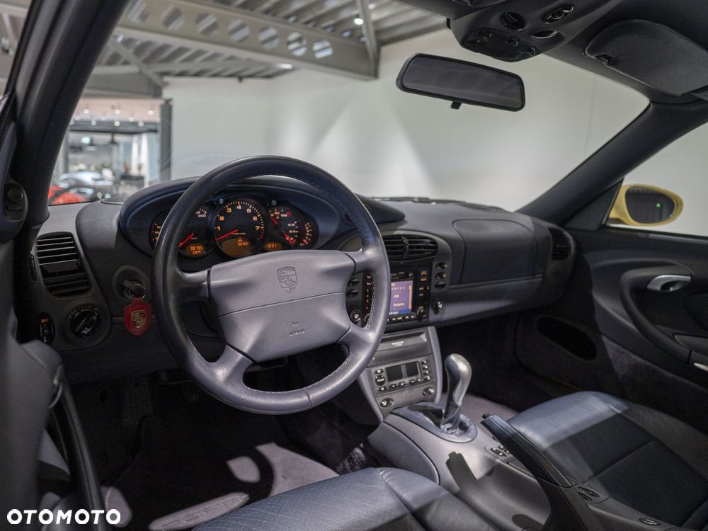 Porsche 911 Carrera - 19
