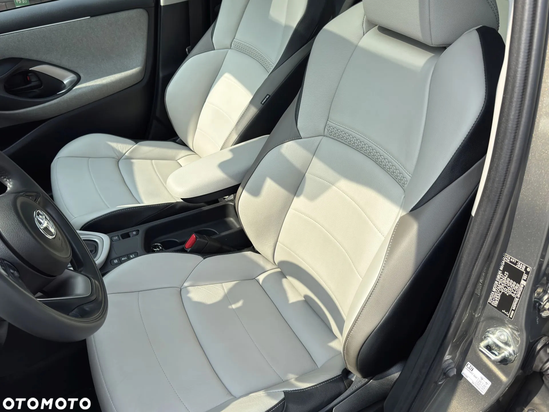 Toyota Yaris Hybrid 1.5 VVT-i Premiere Edition - 16