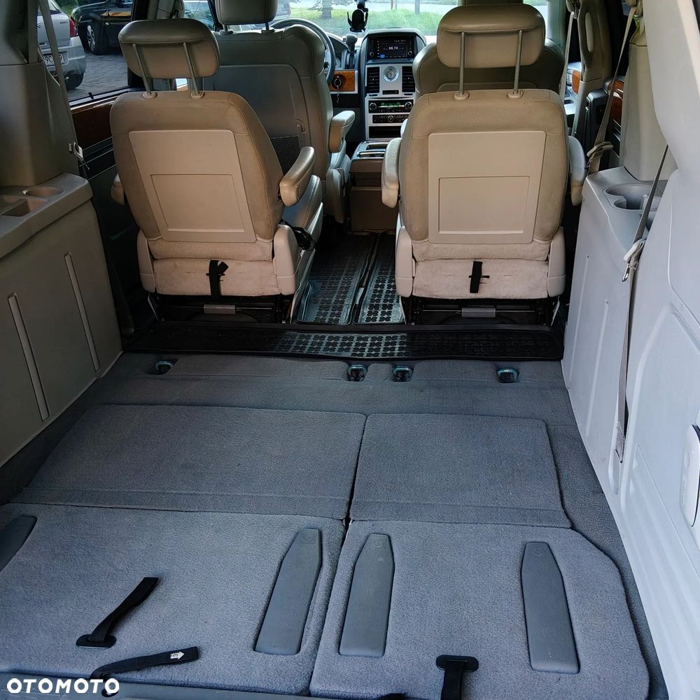 Chrysler Town & Country - 9