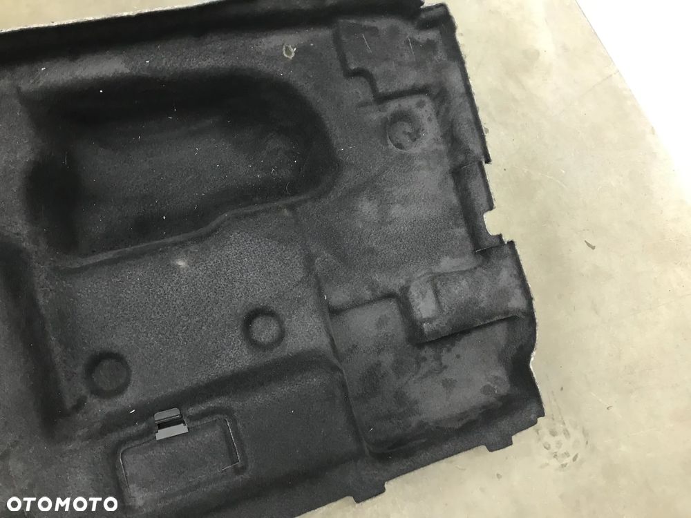 Tapicerka Mercedes E klasa Coupe C238 III 17- podłoga bagażnika poszycie wewnętrzne wnęki koła zapasowego wykładzina A2386940400 - 3