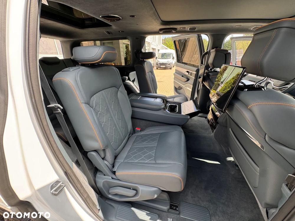 Jeep Grand Wagoneer - 20