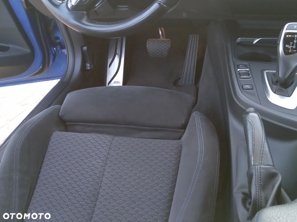 BMW Seria 3 330i xDrive M Sport - 12