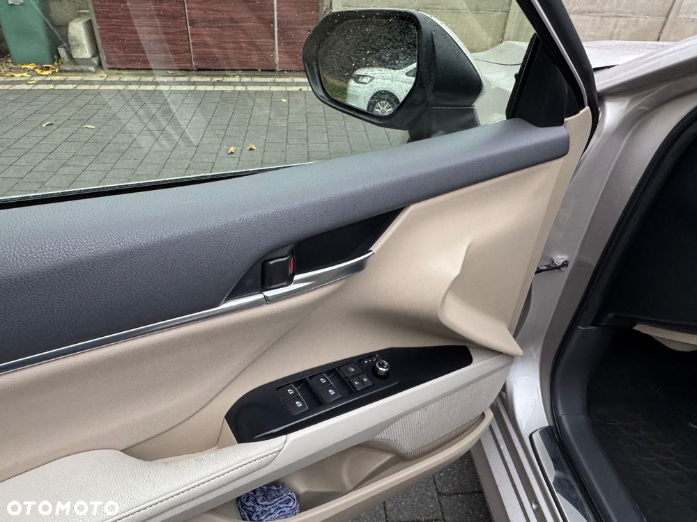 Toyota Camry 2.5 Hybrid Executive CVT - 18