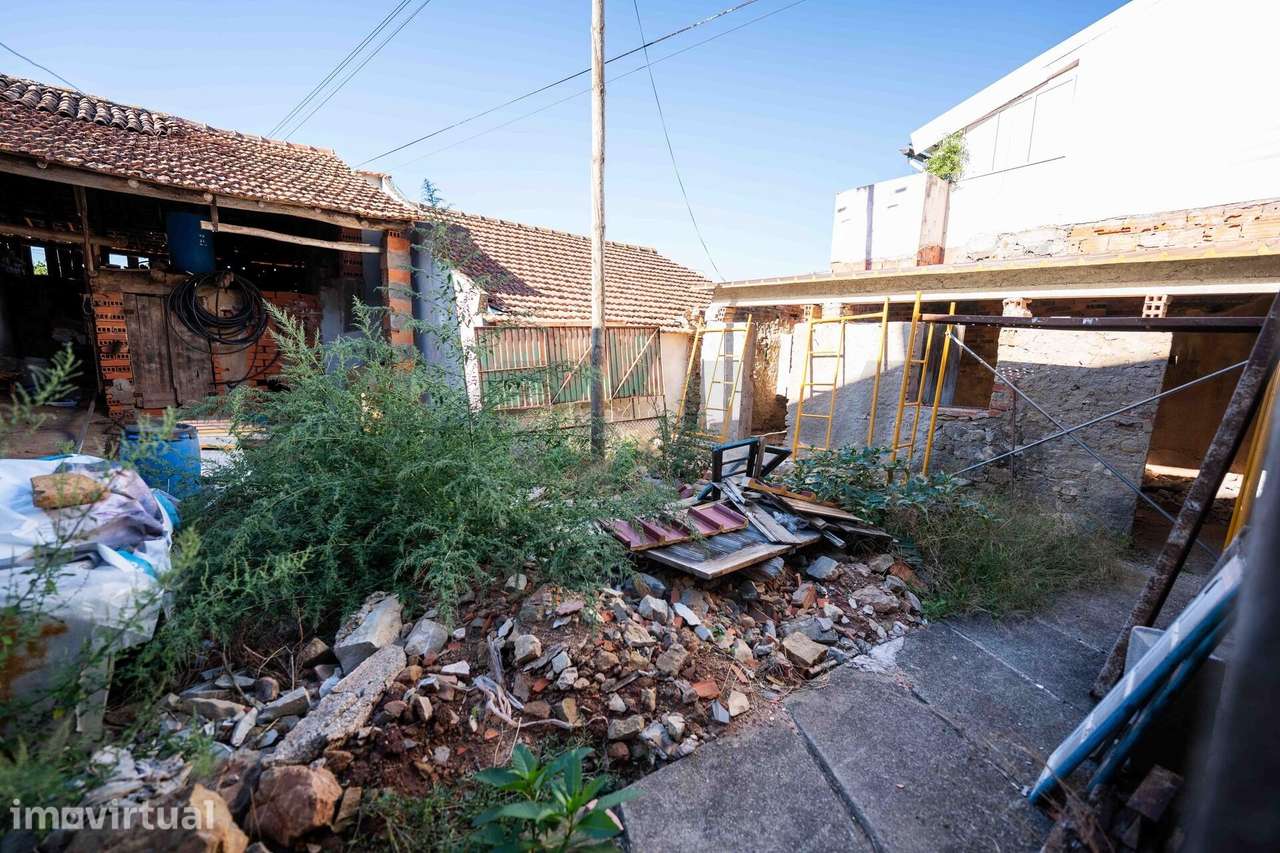 Moradia T3 térrea para reconstrução com terreno e garagem – Zona Norte - Grande imagem: 5/14