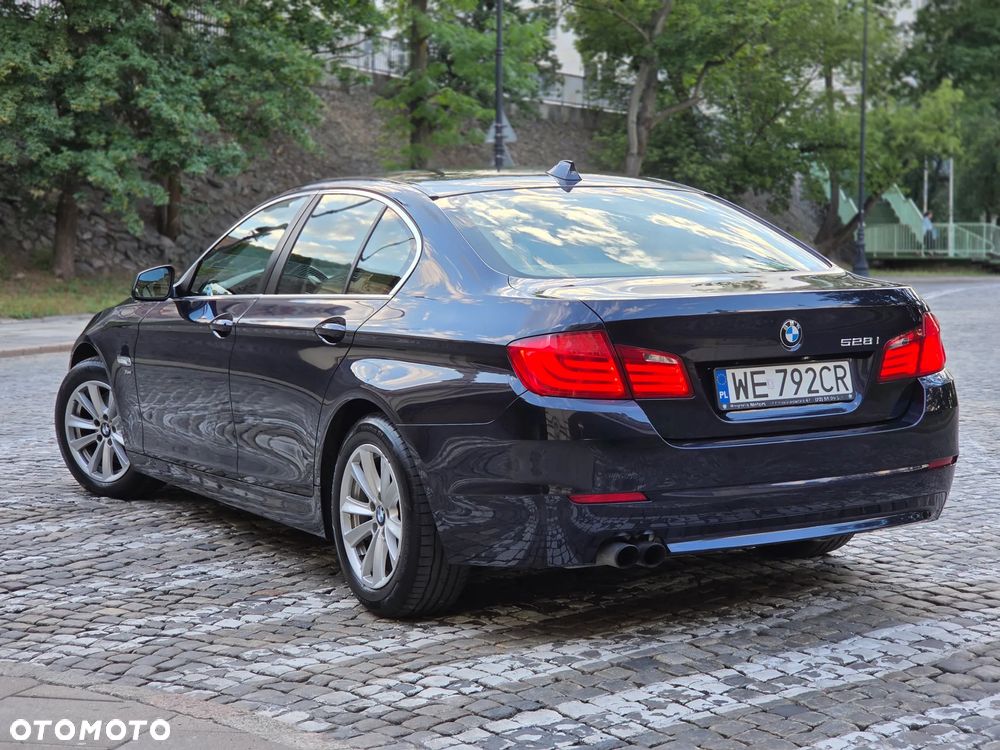 BMW Seria 5 528i xDrive - 26