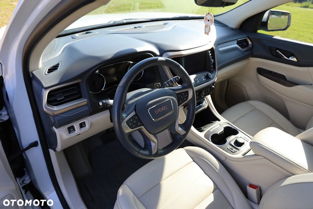 GMC Acadia - 23
