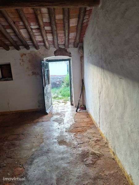 Moradia com quintal para recuperar - Grande imagem: 4/12
