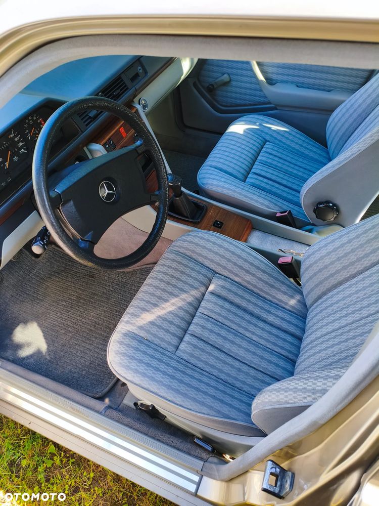 Mercedes-Benz W124 (1984-1993) ver-standard - 14