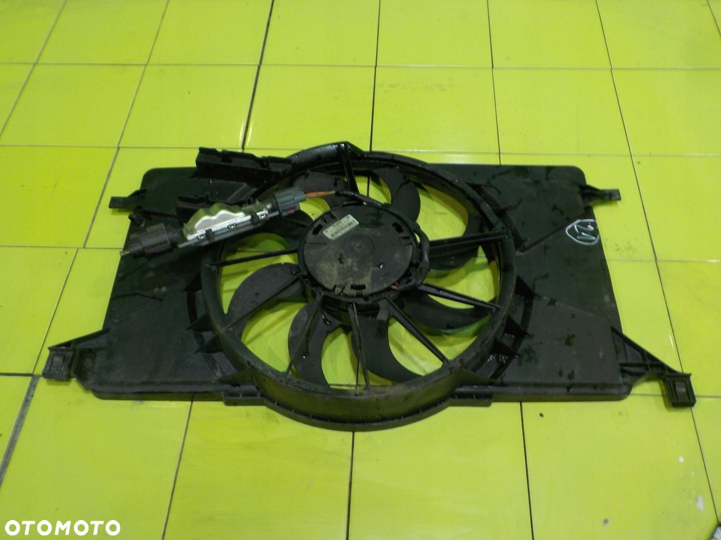 FORD FOCUS MK3 13r HB 5D wentylator chlodnicy 8V61-8C607-F - 1