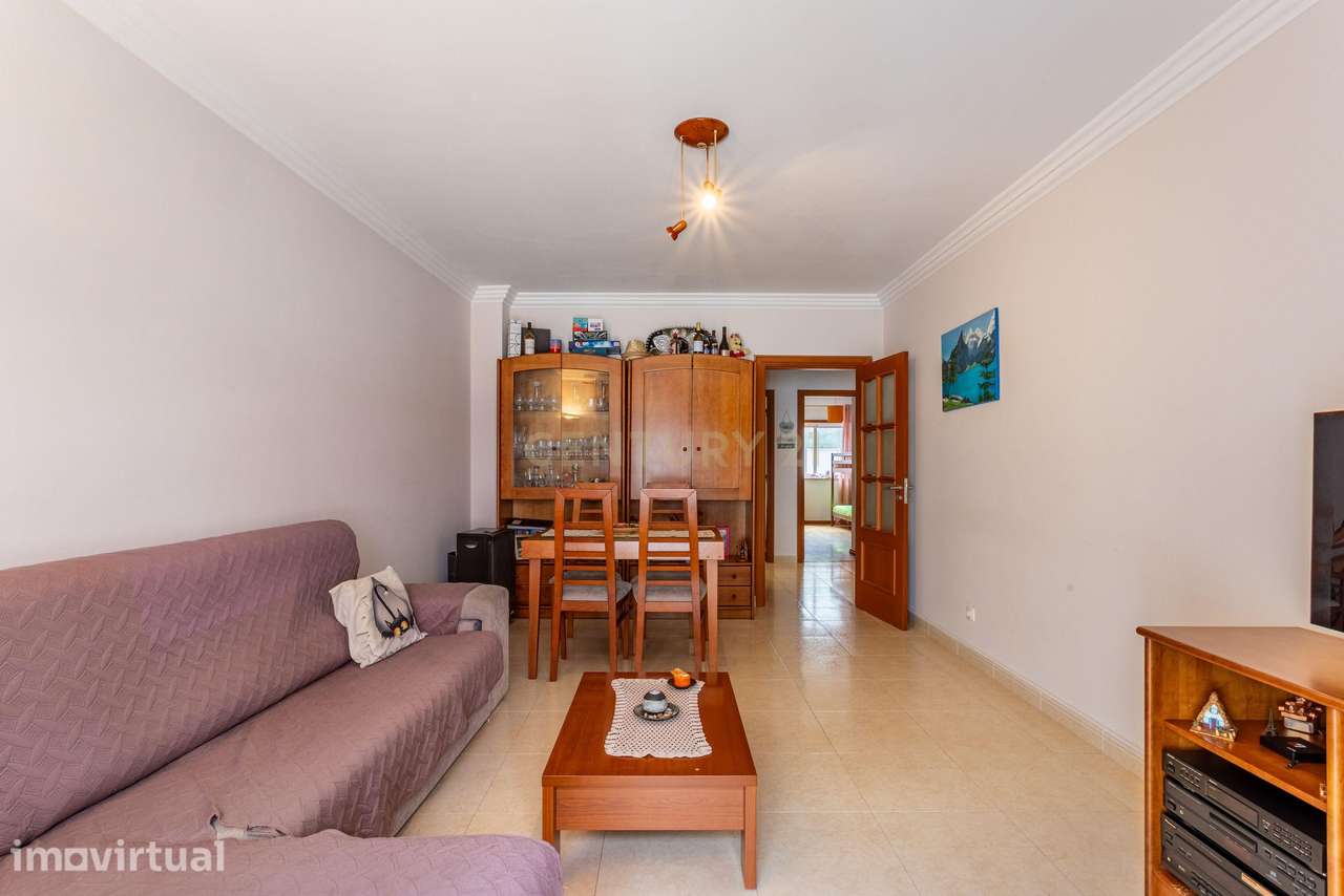 Apartamento T2 na Encosta do Sol-Amadora, prédio de 2004, garagem fech - Grande imagem: 3/29