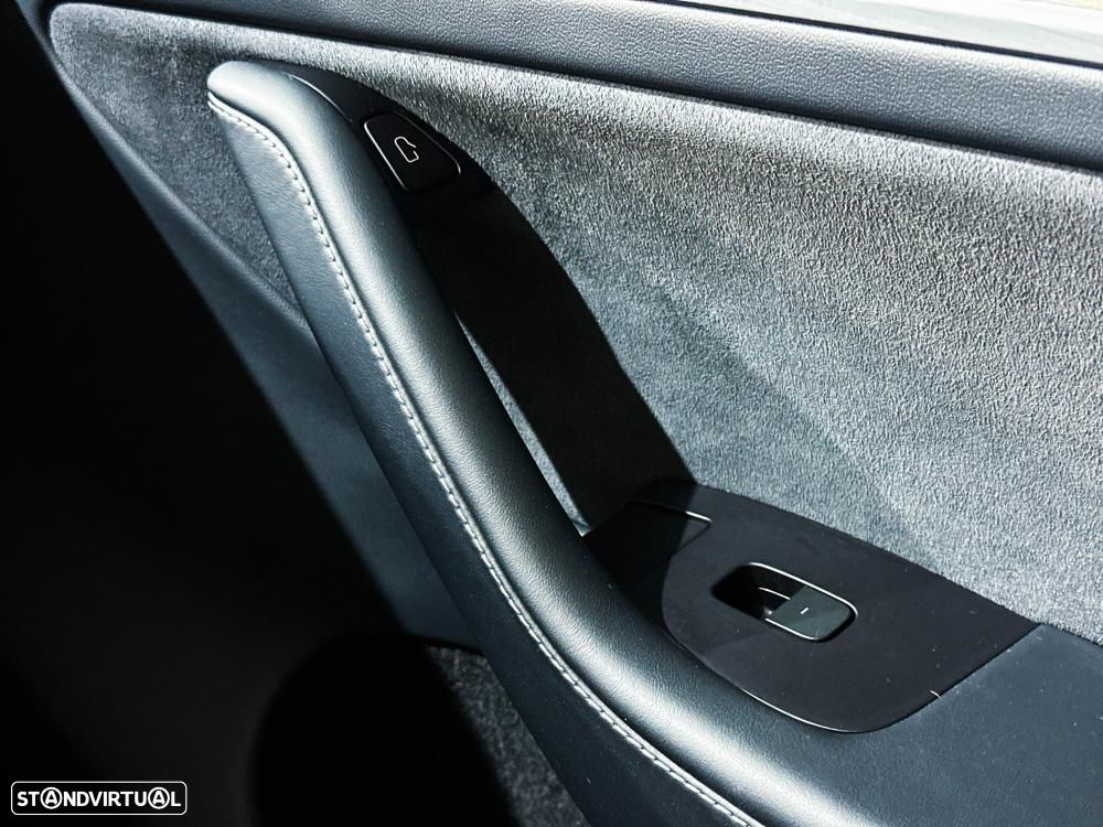Tesla Model Y Long Range Dual Motor AWD - 33