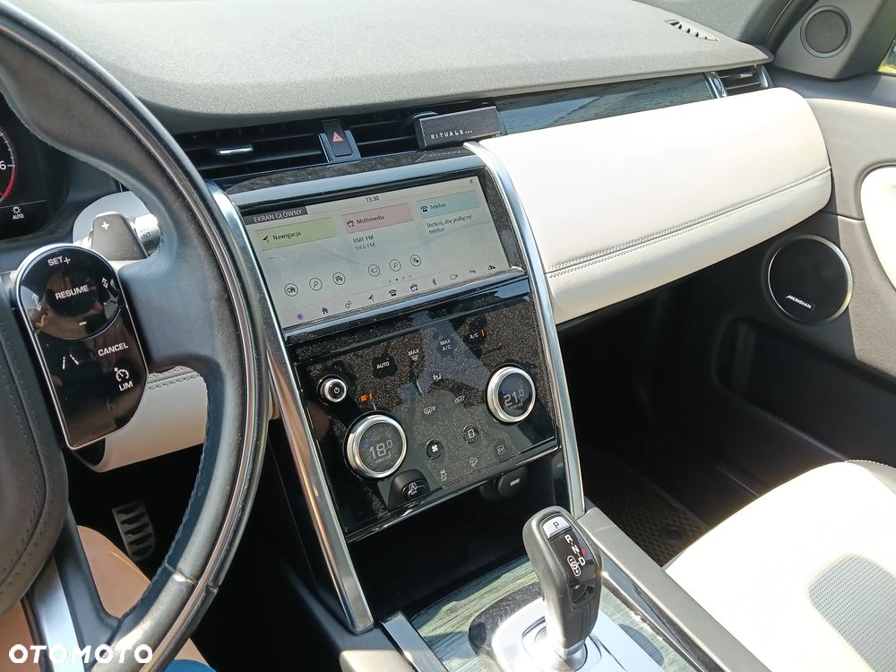 Land Rover Discovery Sport P300e R-Dynamic - 24