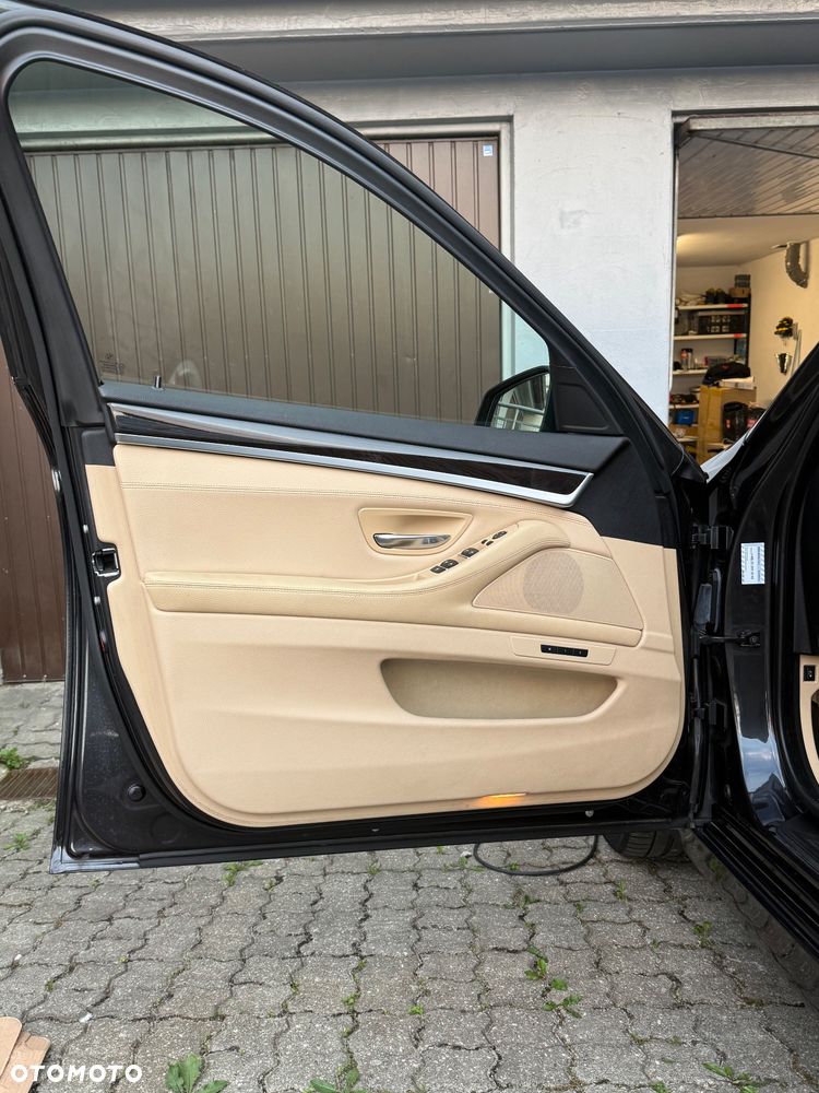 BMW Seria 5 520d xDrive - 24