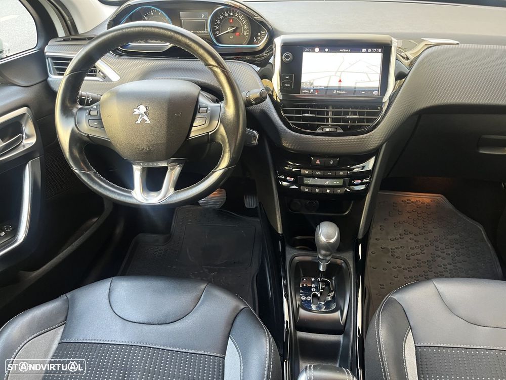 Peugeot 2008 1.2 PureTech Allure EAT6 - 5