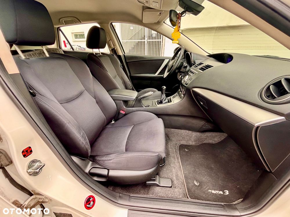 Mazda 3 1.6 Exclusive + - 6