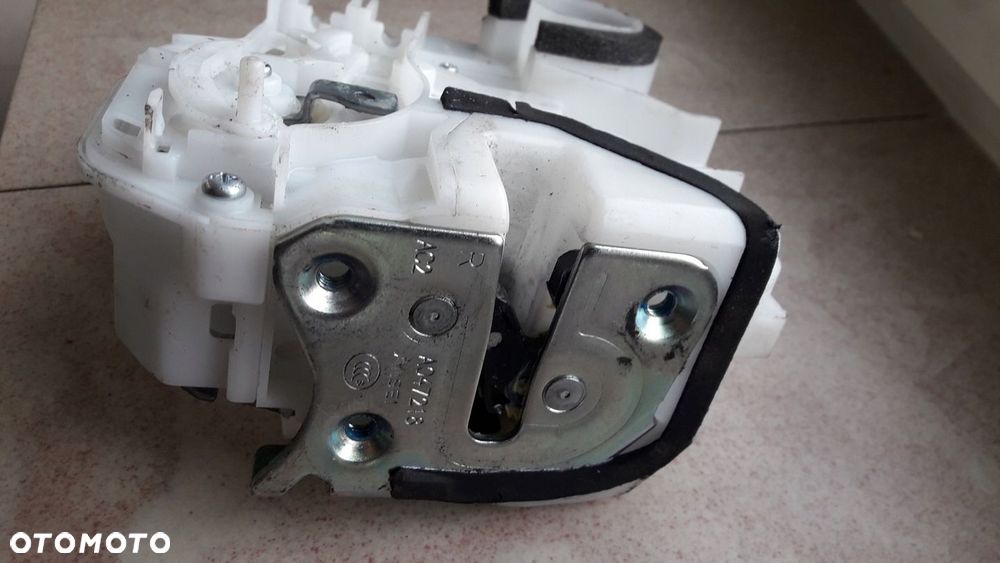 OUTLANDER III ZAMEK PRAWY TYŁ 2 PINY T3 A047218 - 2