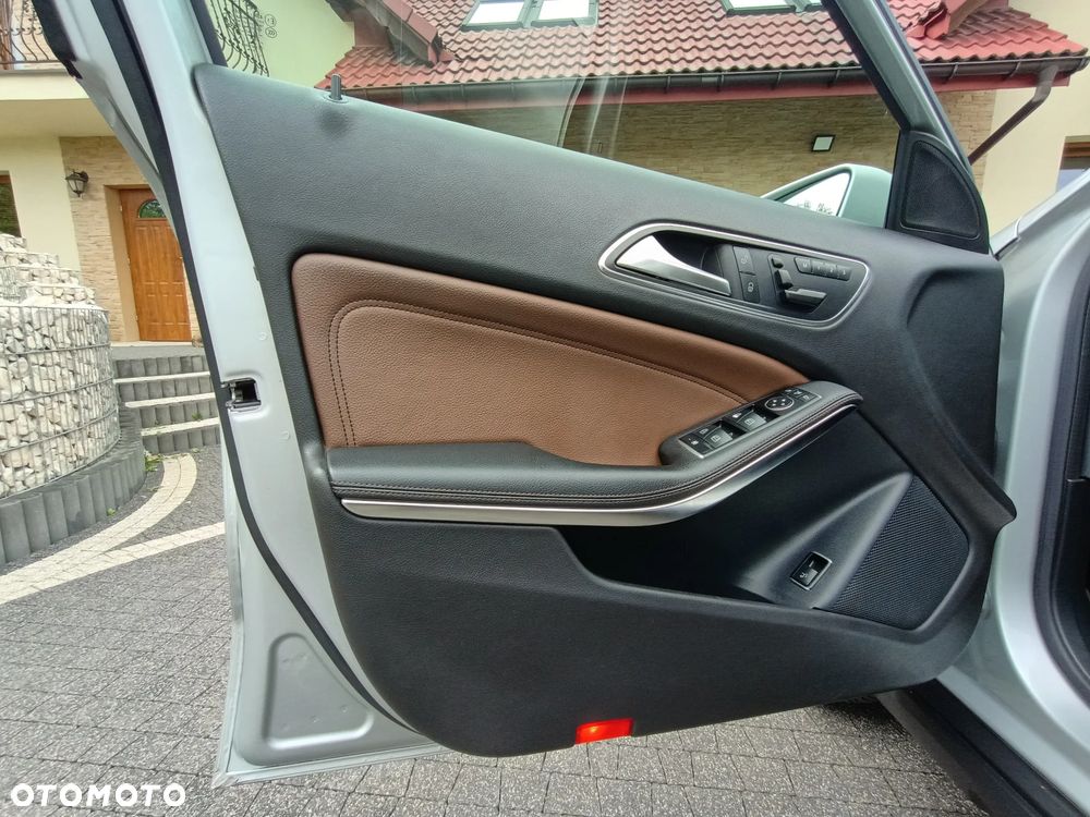 Mercedes-Benz GLA 250 4Matic 7G-DCT - 23