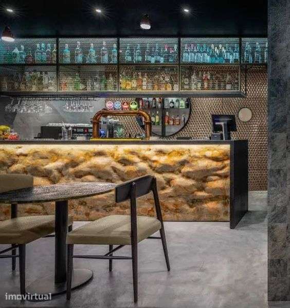 Bar no centro histórico de Guimarães - Grande imagem: 2/8
