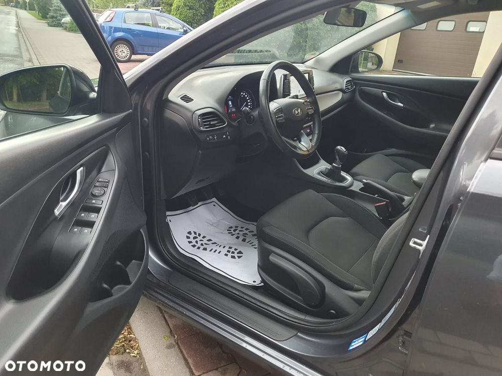 Hyundai i30 blue Kombi 1.4 YES Silver - 11