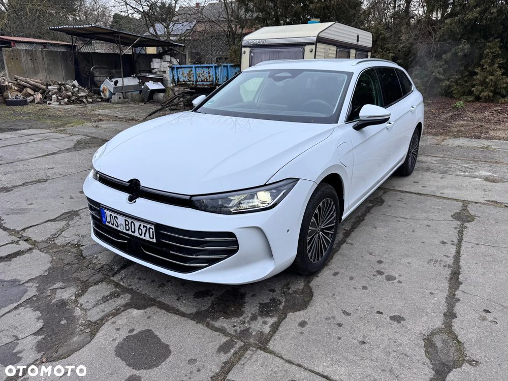 Volkswagen Passat - 1