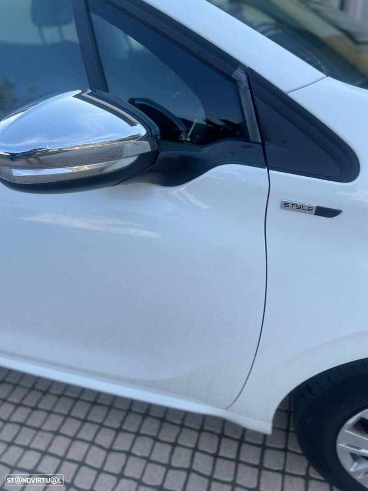 Peugeot 208 ver-1-2-puretech-style - 9