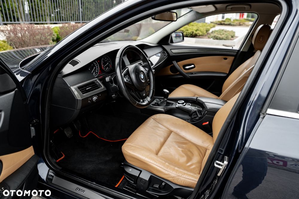 BMW Seria 5 525i xDrive - 16