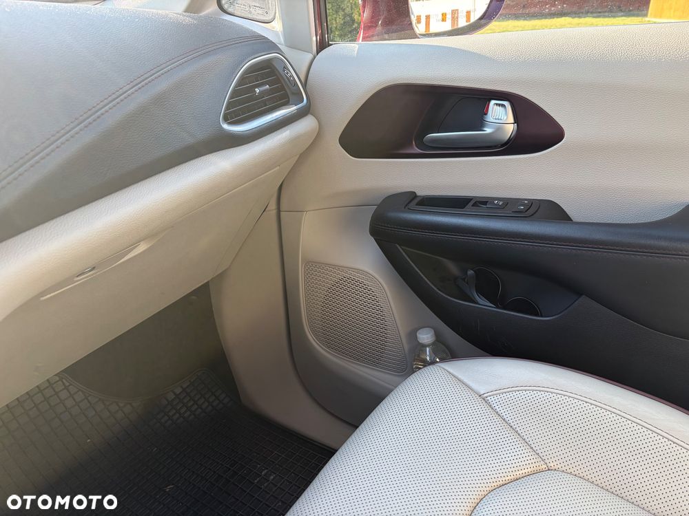 Chrysler Pacifica - 12