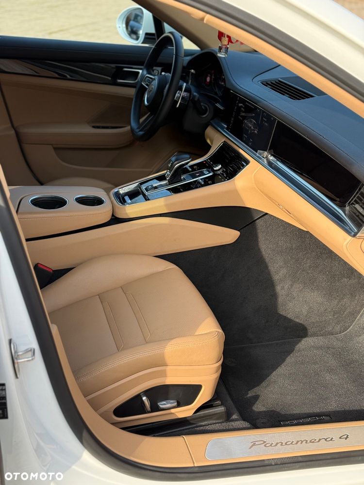 Porsche Panamera 4 - 30